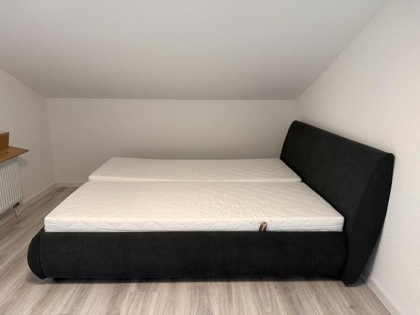 Vermiete Dachgeschoßwohnung mit Möbel