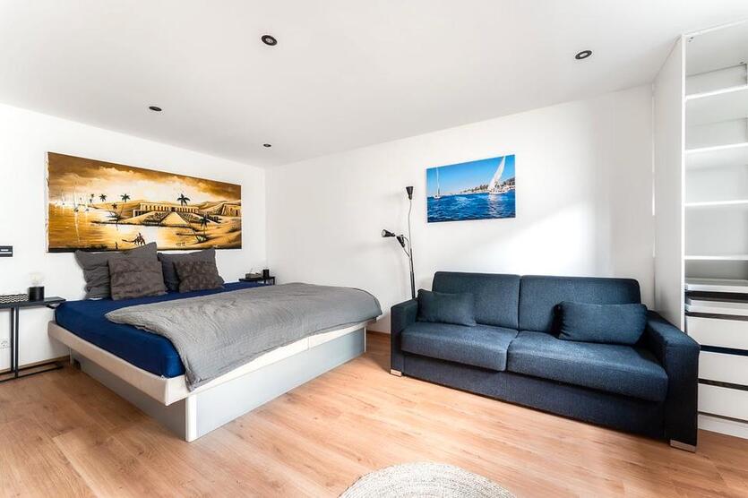 Möbliertes Basement-Studio mit Wasserbett und Walk-In Dusche