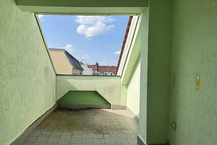 Unrenovierte Dachgeschosswohnung mit 5 Zimmern und Terrasse 5 zimmer