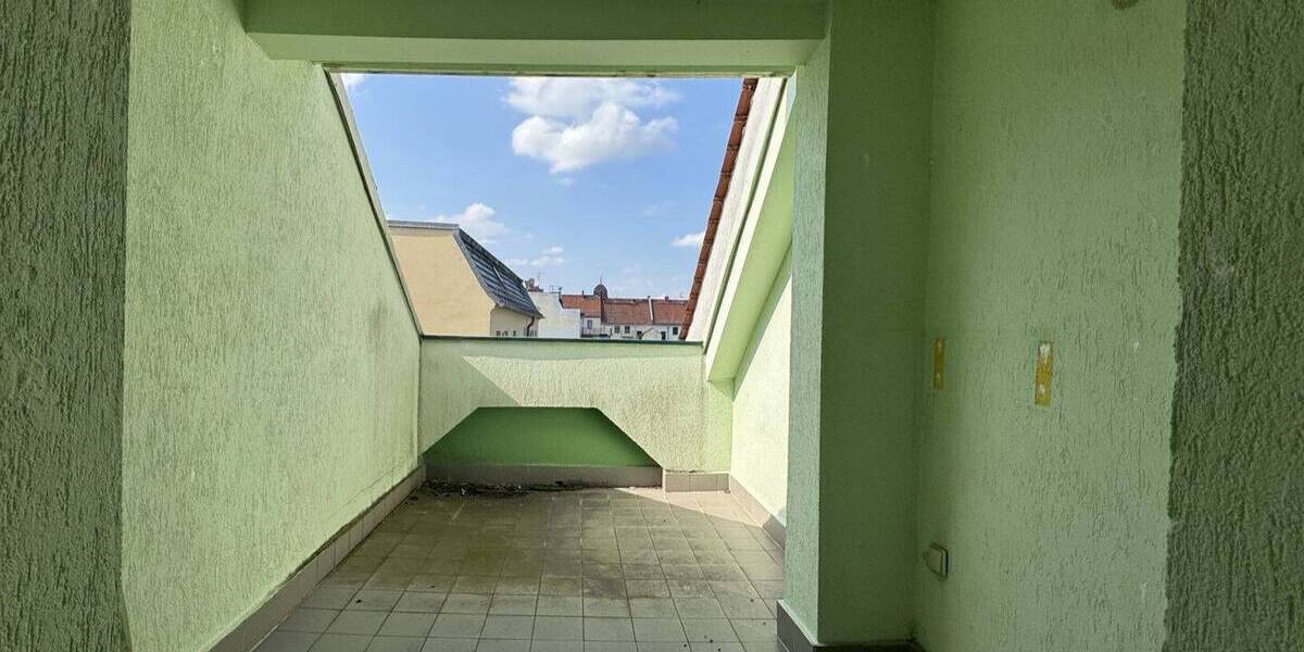 Unrenovierte Dachgeschosswohnung mit 5 Zimmern und Terrasse 5 zimmer