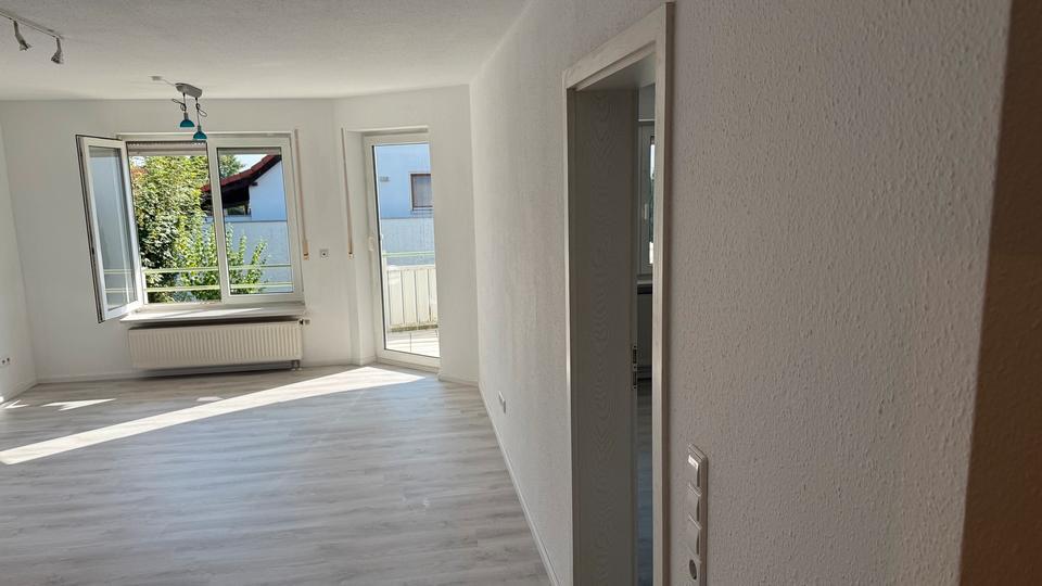 Frisch renovierte, helle Wohnung mit 2 Zimmern EBK und Balkon