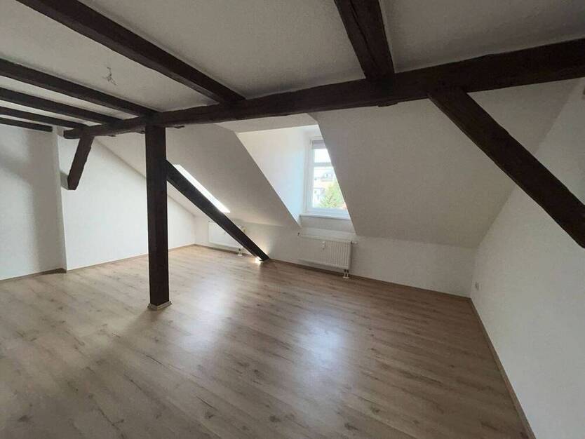 gemütliche 2- RaumWohnung mit separater Küche und Bad mit Badewanne im Dachgeschoss !