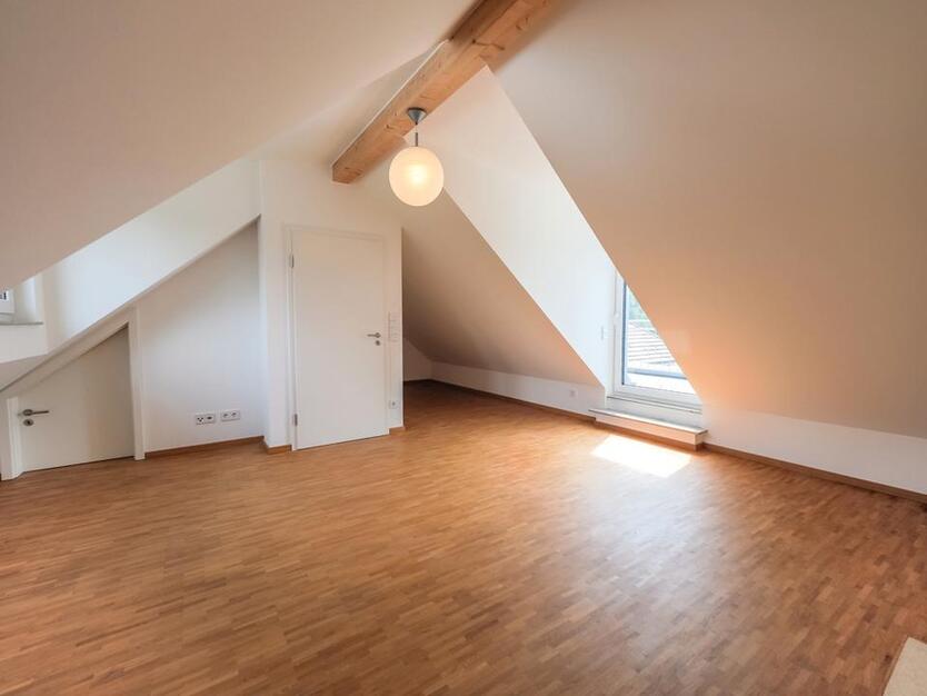 Grafrath - Spacious semi-detached house with sunny garden - temporary rental!
