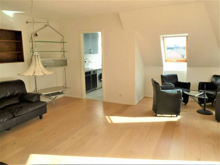 Dachgeschoßwohnung mit Aufzug und Terrasse in urbaner Lage