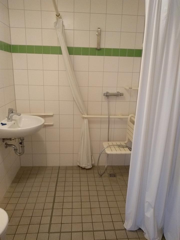 Barrierefreie 2-Raum-Wohnung mit Balkon, Dusche & Aufzug zimmer