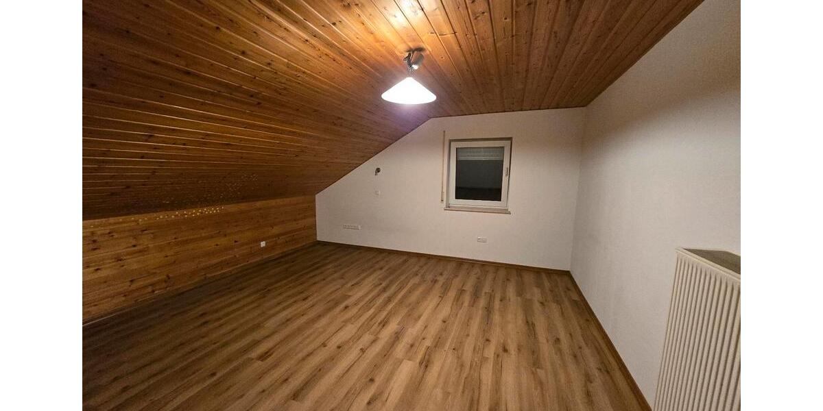 Dachgeschoßwohnung Grünberg - 3 Zimmer, 93 m&sup2;, 900&euro; | Angebot:26432407