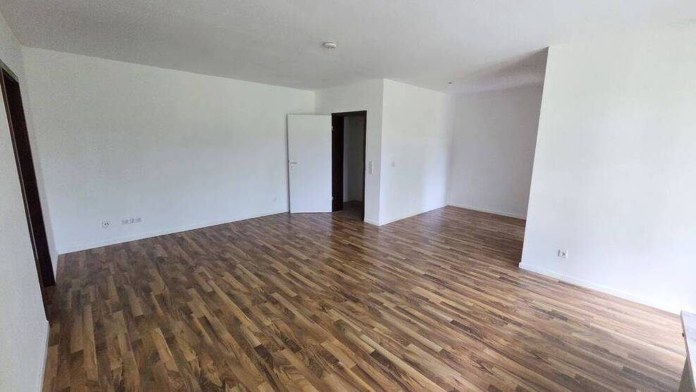 Familien-Zuhause in angenehmer Größe, 3 Zimmer mit Balkon, Laminat, Wannenbad, Gäste-WC, Aufzug