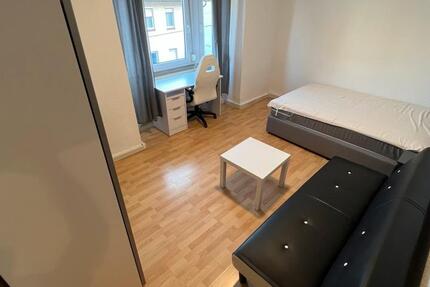 Sehr großes Zimmer mit großem Bett und Schrank