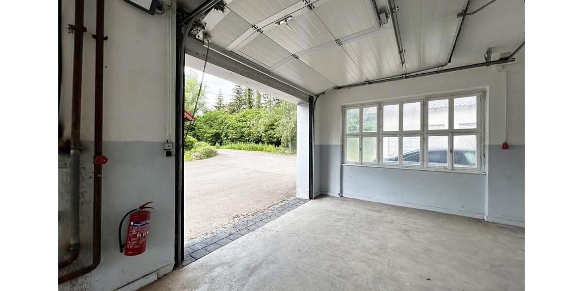 TOP-Gewerbehalle auf 752 m². Besonders hell. 3 Büros, Aufenthaltsraum, Toiletten. Stellplätze. zimmer