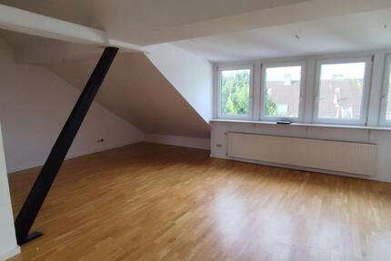 Schöne helle Dachgeschosswohnung 1 zimmer