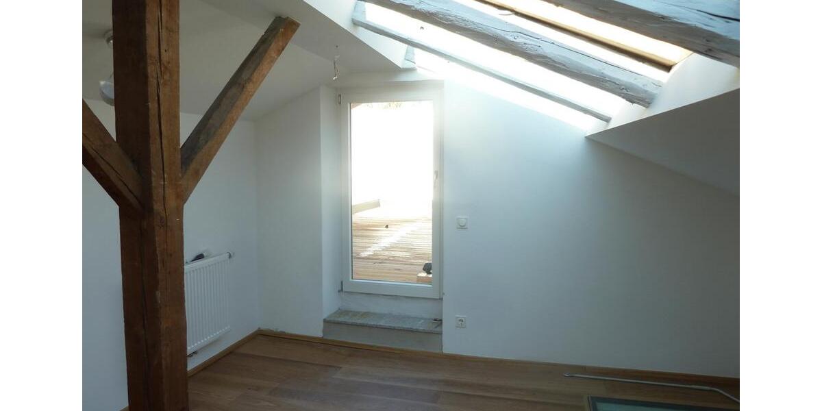 *Wunderschöner Altbau* Renovierte, großzügige Maisonettewohnung mit Dachterrasse in zentraler Lage 4 zimmer