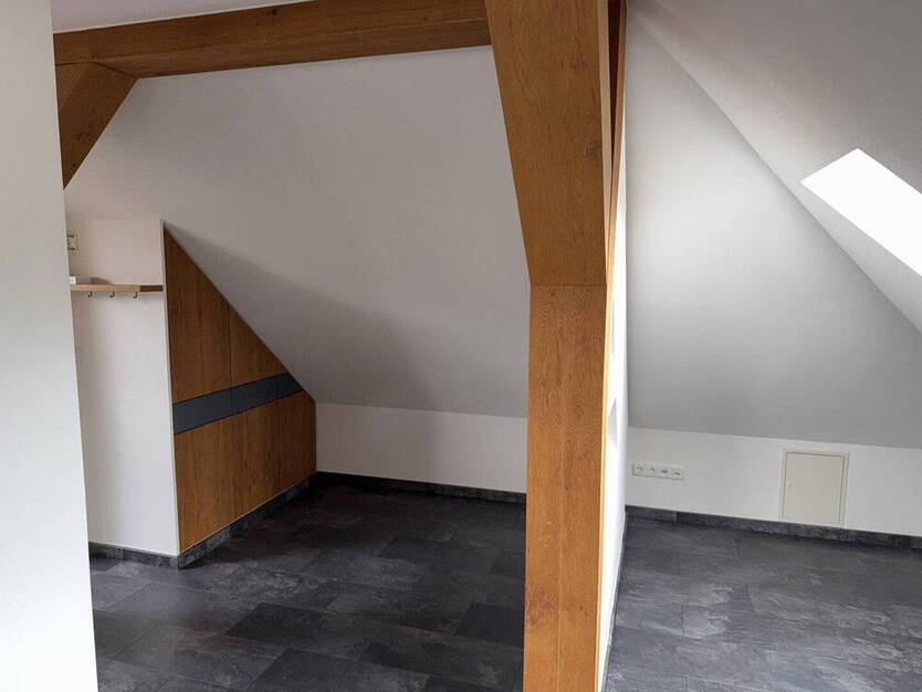Helle, DG-Wohnung mit Einbaumöbel in 3 Familien-Haus für 2 Jahre zu vermieten