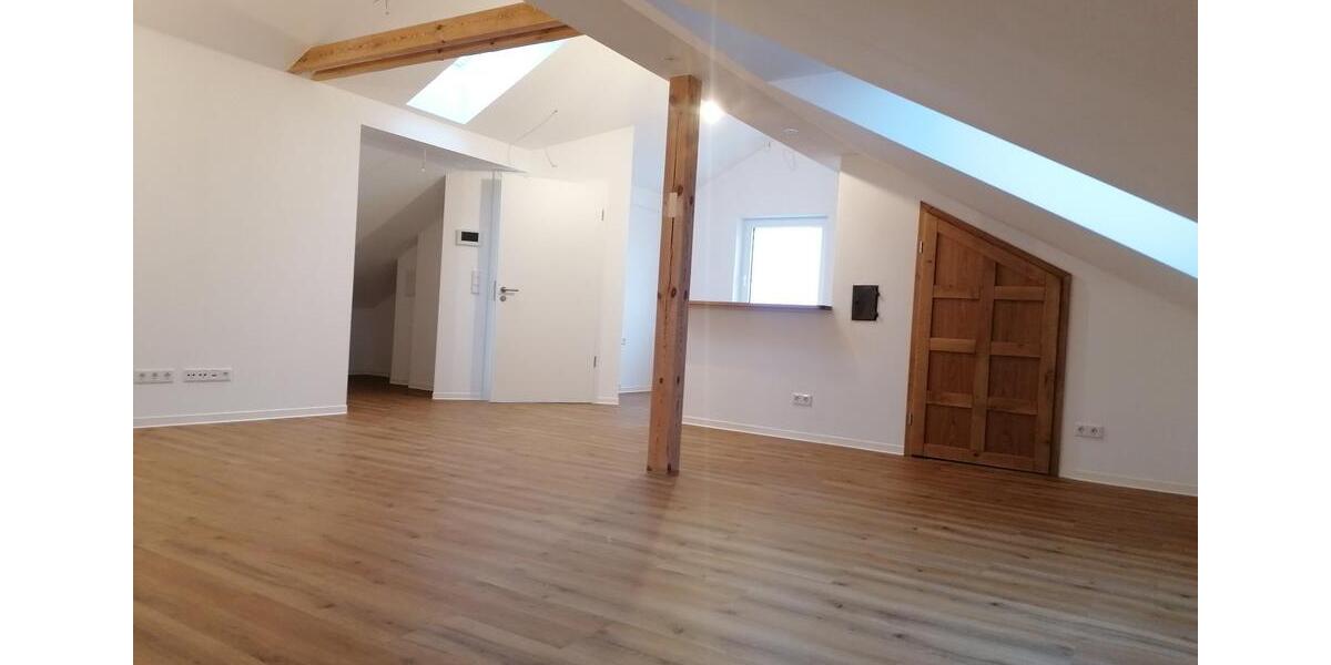 Neu ausgebaute, energetisch sanierte Dachgeschosswohnung 3 zimmer