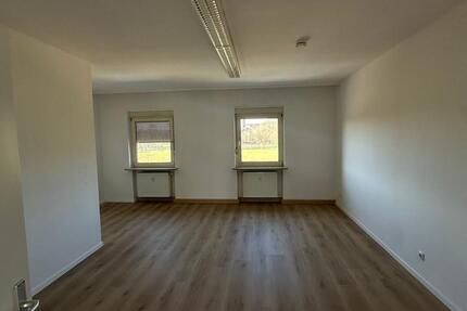 Moderne 3-Zimmer-Wohnung (ca. 100 m²) mit neuer Einbauküche in Hof zimmer