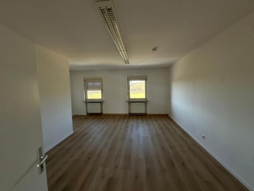 Moderne 3-Zimmer-Wohnung (ca. 100 m²) mit neuer Einbauküche in Hof zimmer