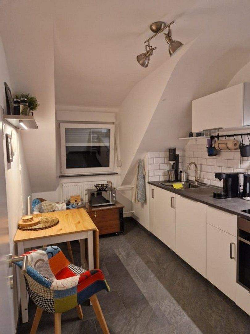 Moderne und Vollmöblierte 1-Zimmerwohnung mit Balkon in Düsseldorf Oberbilk zimmer