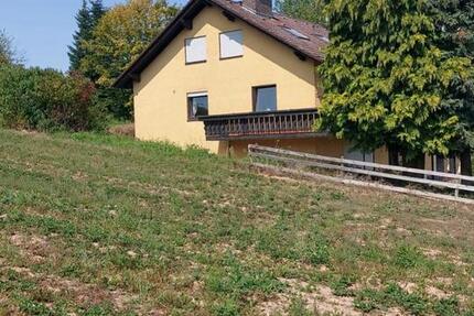 Mitten im Grünen! Großzügige Dachgeschosswohnung zur Vermietung 2 zimmer