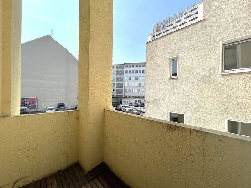 Helle, geräumige 4 Zimmerwohnung mit Balkon in zentraler Lage
