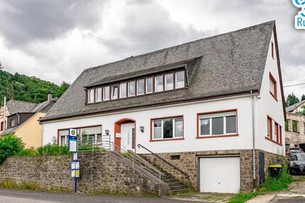 Modernisierte Dachgeschosswohnung mit neuem Bad, Balkon + Burgblick am Nürburgring 2 zimmer