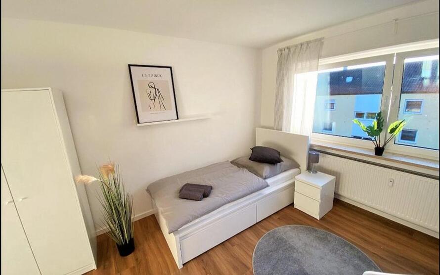 möbliertes WG-Zimmer mit Wlan, Smart-TV, eigener Balkon, Bad, Wc und Küche zur Teilung, Waschmaschine, Trockner zimmer