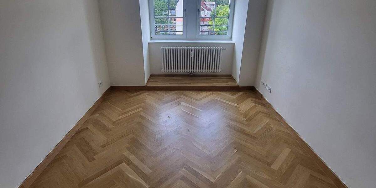 Hochwertige Sanierung im Zweitbezug - 4-Raum-Wohnung - Tageslichtbad, Gäste-WC, Parkett, Stellplatz 4 zimmer