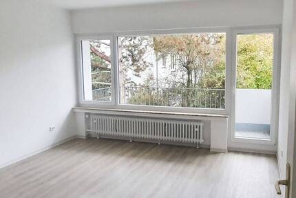 *Modernisierte 3-Zimmer-Wohnung mit Balkonblick ins Grüne* Tageslichtbad mit Wanne, Vinyl-Boden