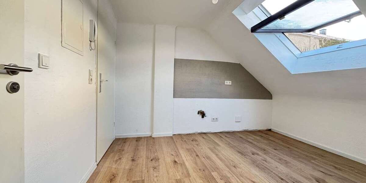 Sanierte 2-Zimmer-Dachgeschosswohnung mit neuem Bad in Ensheim - Dachgeschoßwohnung Saarbrücken-Halberg Halberg | Angebot:26764265