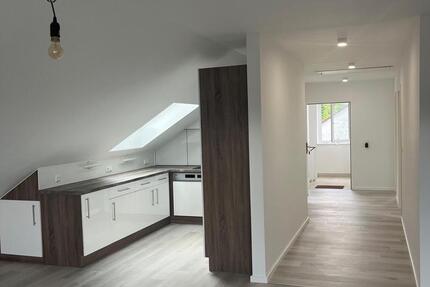 Renovierte 3-Zimmer-Dachgeschosswohnung mit Einbauküche 3 zimmer