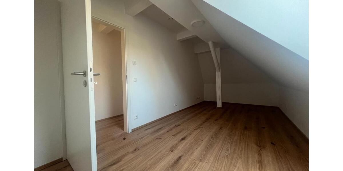 Dachgeschoßwohnung Tirschenreuth - 3 Zimmer, 81 m&sup2;, 760&euro; | Angebot:26631640