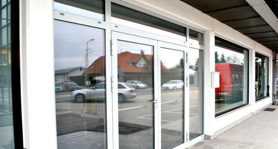 Vermiete Gewerbefläche mit Büro, Ausstellungsfläche zimmer