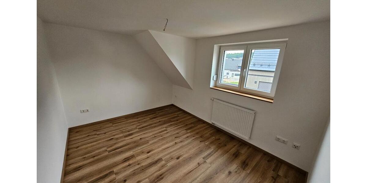 Dachgeschoßwohnung Wackersdorf - 3 Zimmer, 92 m&sup2;, 835&euro; | Angebot:25143227