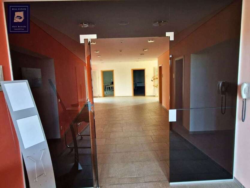 Firmenkomplex mit Garage und Einliegerwohnung 22 zimmer