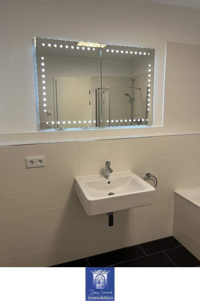 Ihr neuer Lieblingsplatz! Großer Balkon, zwei Bäder, Sauna, EBK, Fußbodenheizung! 4 zimmer