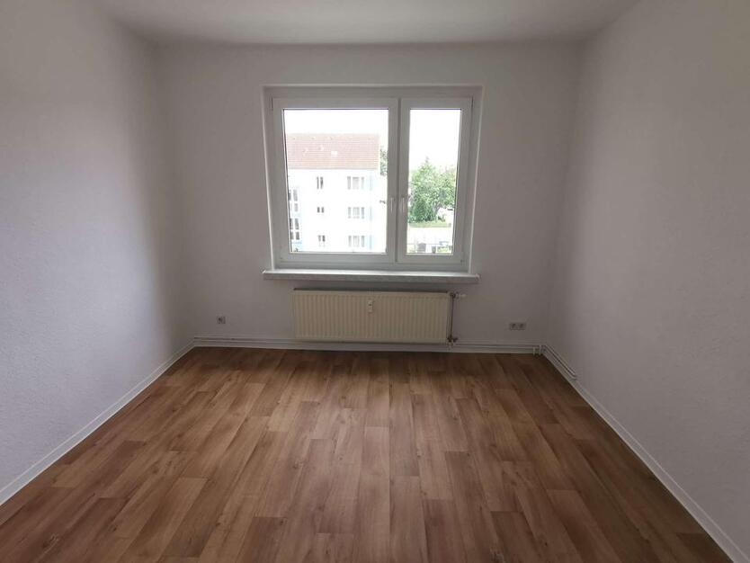 Gerade in Renovierung für Sie - Helle 4-Raum-Wohnung mit Balkon - Stellplatz möglich
