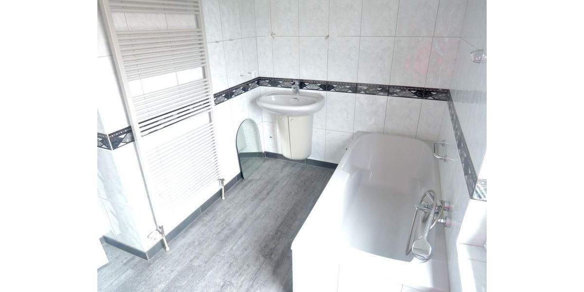 Top gepflegte und helle Etagenwohnung mit Einbauküche, Balkon und Gartennutzung nahe der Innenstadt 3 zimmer