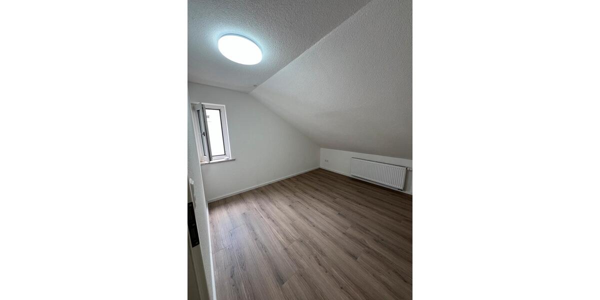 Dachgeschoßwohnung Stuttgart Zuffenhausen - 3 Zimmer, 67 m&sup2;, 1.200&euro; | Angebot:26640273