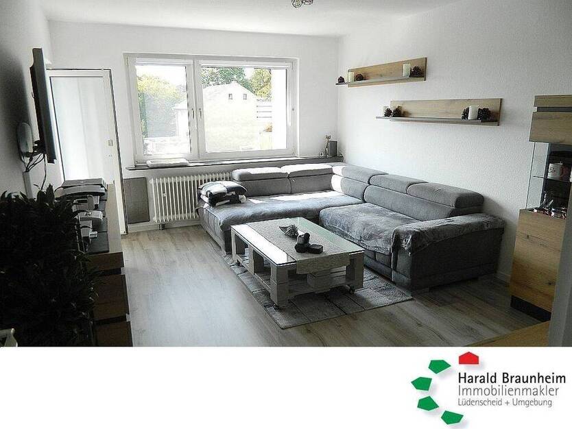 Sanierte und komplett renovierte Etagenwohnung in stadtnahem Haus mit Tageslichtbad und Loggia, ca.76m².