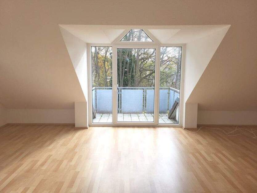 Charmante 2 Zimmer DG-Wohnung mit Balkon, EBK uvm. in Wendelstein OT.