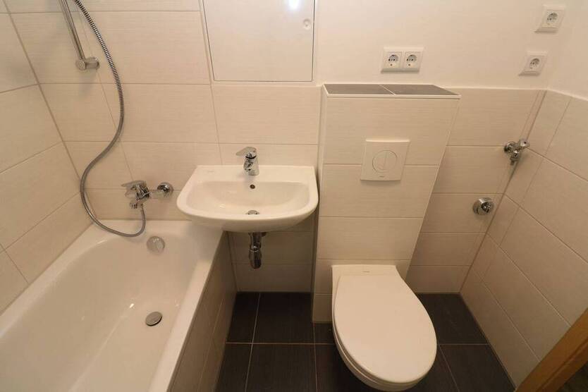 Schaumparty im modernen Wannenbad...helle 3-RW mit Wanne u. Balkon!!!