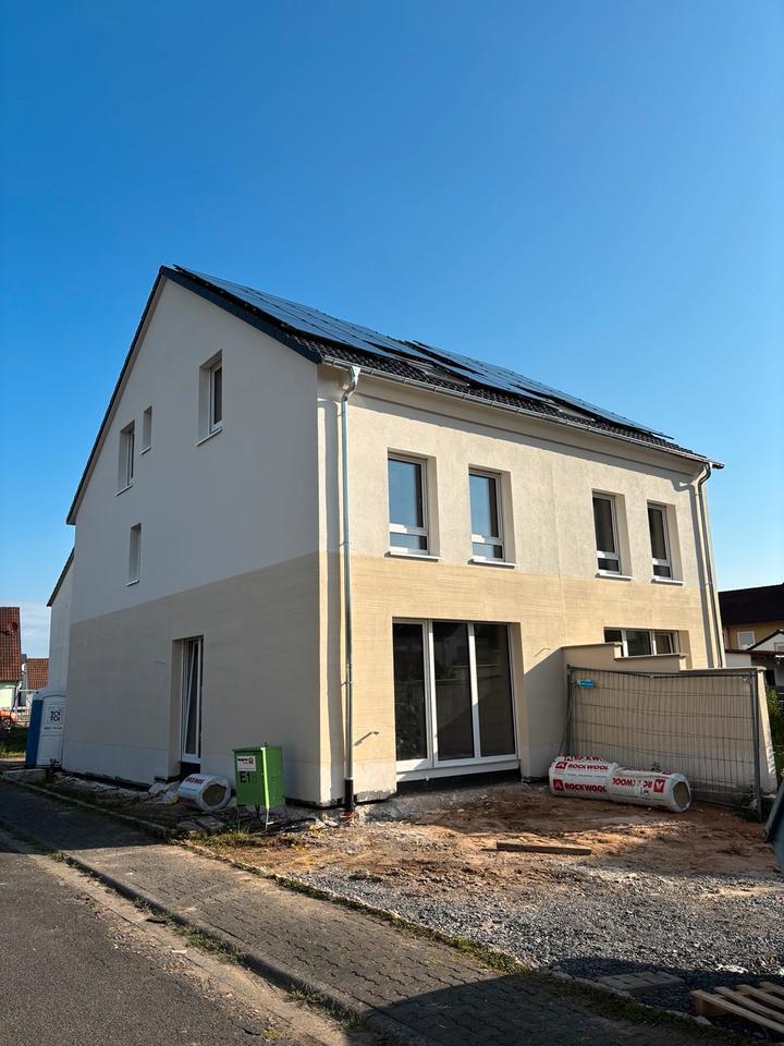Neubau Doppelhaushälfte KfW40 mit Wärmepumpe u. PV-Anlage