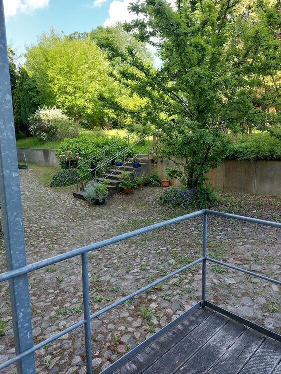 2-Zimmer-Wohnung mit großer Hochterrasse zur Ostseite