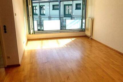 Helle Dachgeschoss-Wohnung mit 2 ½ Zimmer auf 80 m² mit Laubengang Atrium in der Postgasse mit Aufzug & Tiefgaragenstellplätze in der Innenstadt 2 zimmer