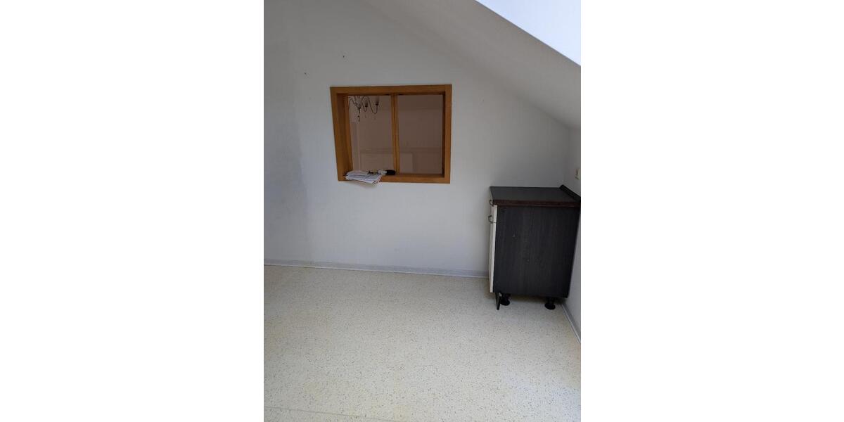 Dachgeschoßwohnung Delligsen - 3 Zimmer, 88 m&sup2;, 440&euro; | Angebot:26537974