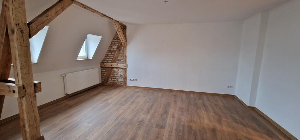 Tolle hochwertig sanierte Dachgeschoßwohnung mit Stellplatzmöglichkeit