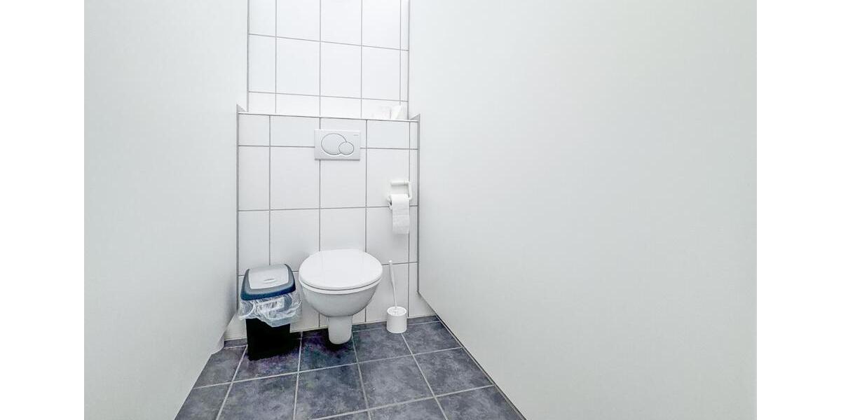 LAGER MIT BÜRO & KÜCHE – 240 m² – ÜBERWACHT – LASTENAUFZUG – STARKSTROM – RENOVIERT zimmer