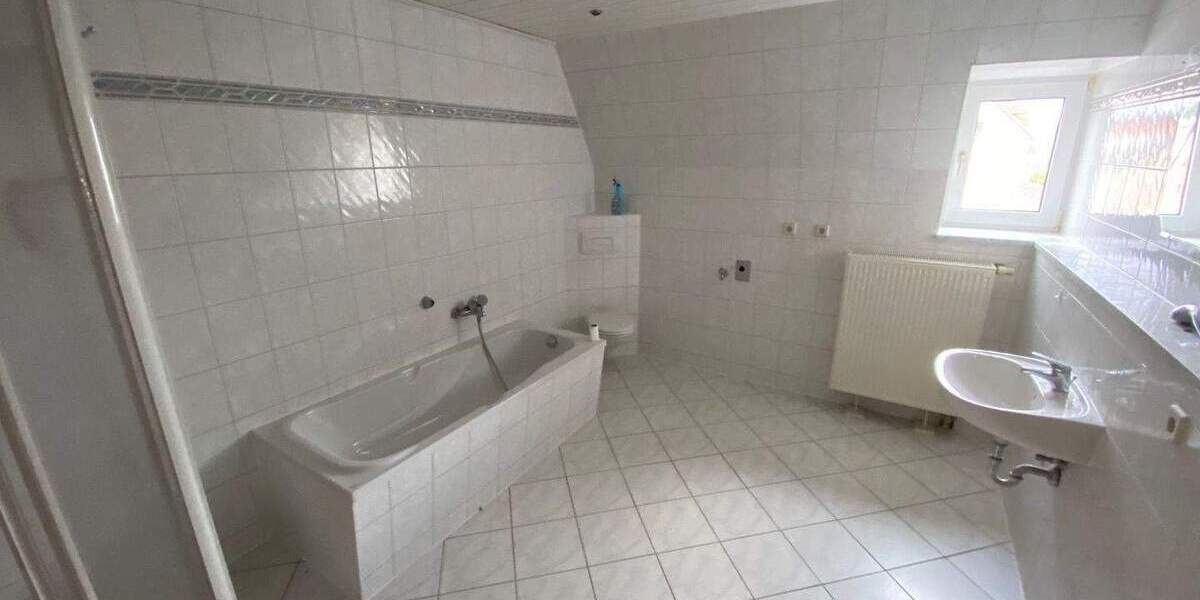 Etagenwohnung Flöha - 2 Zimmer, 67 m&sup2;, 350&euro; | Angebot:25707472