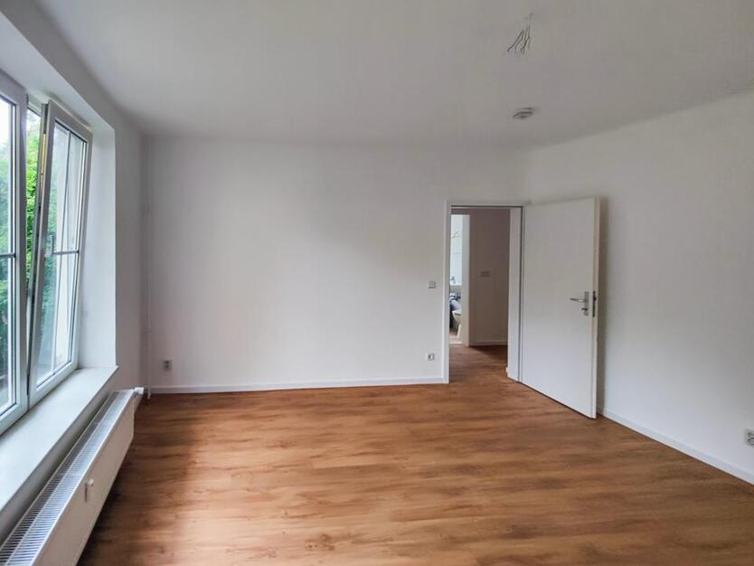 Komplett sanierte, helle 2ZKB im EG eines Mehrfamilienhauses