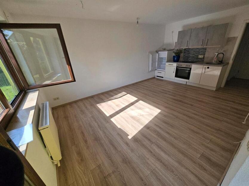 Helle 2-Zimmer-Wohnung mit Terrasse, Einbauküche & Stellplatz
