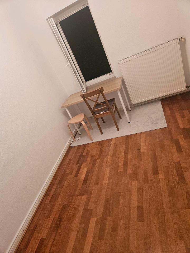 Zimmerhalbes Zimmer für Studenten zu vermieten in teilsaniertem zimmer