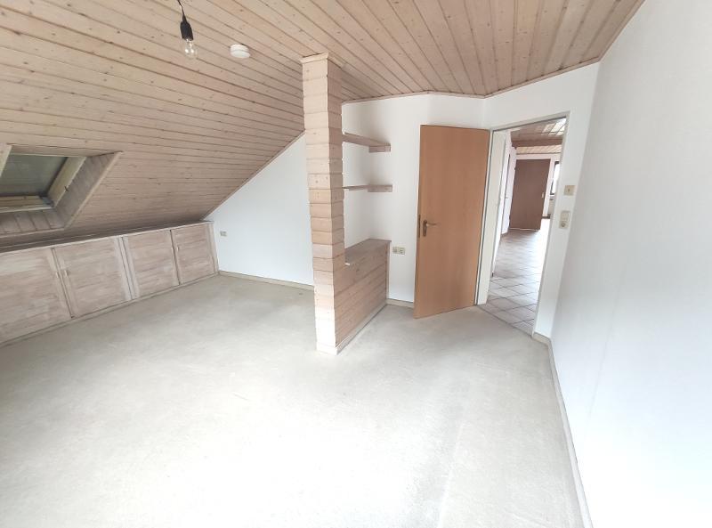 3 Zi. DG Wohnung mit Küche, Gartenmitbenutzung und Stellplatz 3 zimmer